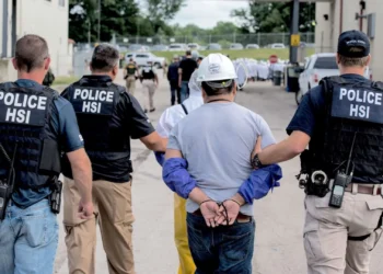 Casi 400 mil migrantes arrestados por ICE del 21 de enero de 2025 al 31 de enero de 2026, menos del 14 % tiene cargos criminales