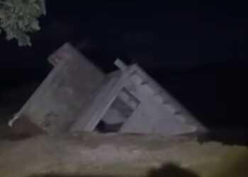 ¡Pánico ante lluvias! Casa se hunde por la crecida del río en Santa Rosa de Aguán, Colón