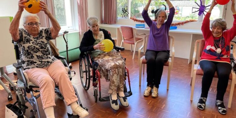 Hogares para ancianos en EEUU corren riesgo de escasez de personal si cancelan TPS Para haitianos