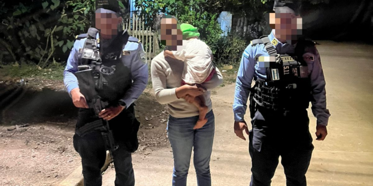 Policía Nacional recupera a menor de un año que fue llevado sin el consentimiento de su madre a una aldea olanchana