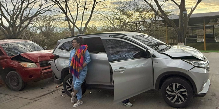 Cesia Mejía se ausenta de sus labores tras sufrir accidente vehicular junto a su familia