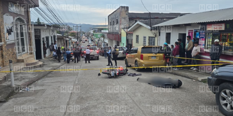 ¡Violencia y más violencia! Pistoleros le arrebatan la vida a un motociclista en pleno centro de La Entrada, Copán