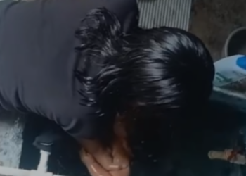 ¡IMPERDONABLE! Capturan a niñera salvaje que pretendía ahogar a una pequeña en una pila y le propinaba golpizas