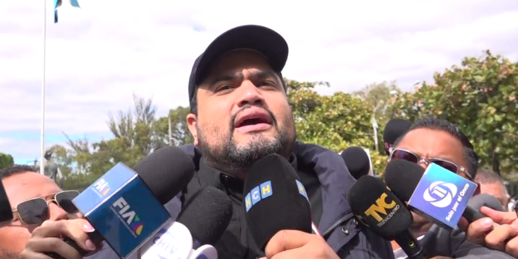 José Carlos Cardona exige a Isis Cuellar a presentarse ante la justicia y causa risas entre los periodistas tras llamarlos “Chambrosos”