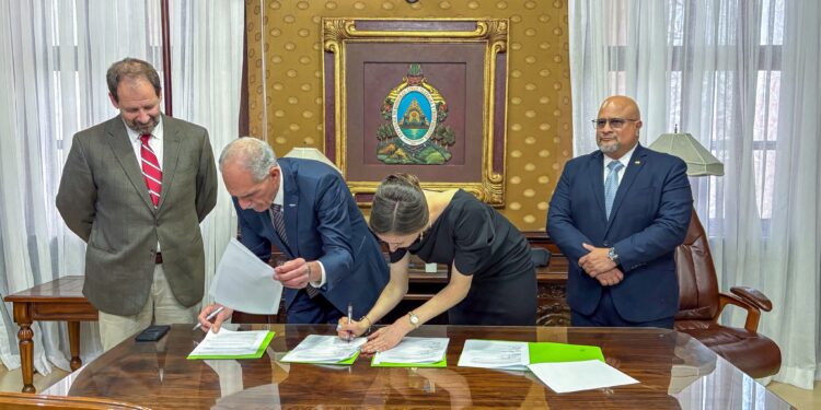 Presidente Asfura firma Memorando de Entendimiento para que 1 millón de hondureños tengan accesos a servicios de salud