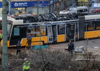 Dos muertos y decenas de heridos en el descarrilamiento de un tranvía en el centro de Milán