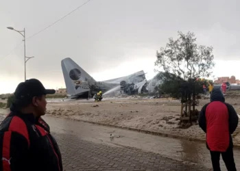 Al menos 15 muertos en accidente de un avión militar de carga en El Alto, Bolivia, según bomberos