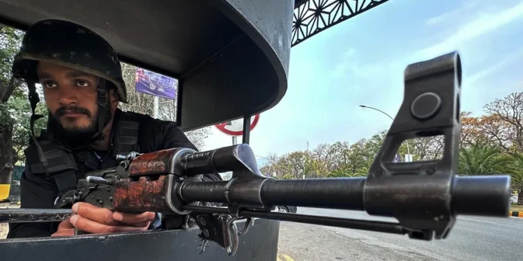 Pakistán bombardea Kabul, la capital afgana, tras combates en la frontera