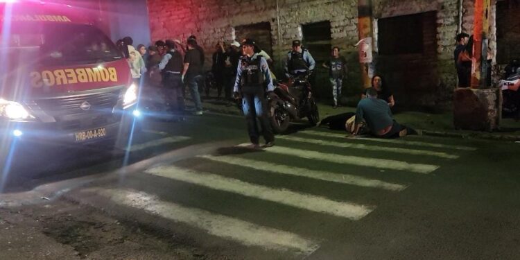En plena marcha, motociclista sufre crisis epiléptica y embiste una mujer | Móvil Emergencia TGU
