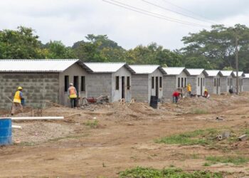 Gobierno destina L 15 mil millones anuales para construir 180 mil viviendas en los próximos cuatro años