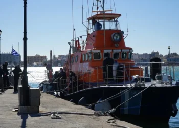 Mueren al menos 14 inmigrantes al chocar su embarcación con un barco guardacostas griego