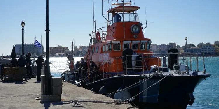 Mueren al menos 14 inmigrantes al chocar su embarcación con un barco guardacostas griego