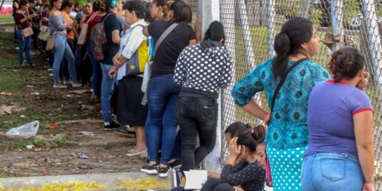 Honduras necesita generar 300 mil empleos al año para jóvenes que ingresan al mercado laboral