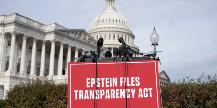 EE.UU. retira miles de documentos de Jeffrey Epstein tras divulgar información de víctimas