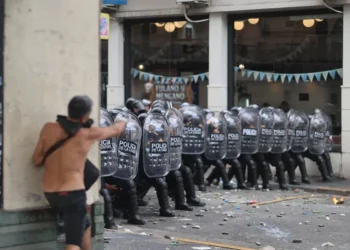 El Gobierno de Milei denuncia por terrorismo a los manifestantes contra la reforma laboral en Argentina