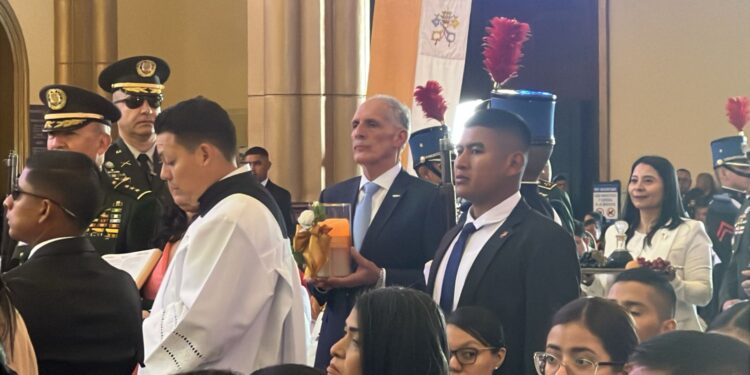 Presidente Asfura junto otras autoridades rindió honores a la Virgen de Suyapa, y confirmó que esta semana anunciaría su gabinete