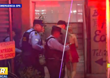 Hombre es atendido por paramédicos tras ser agredido por una mujer en las afueras de un hotel | MóvilEmergenciaSPS