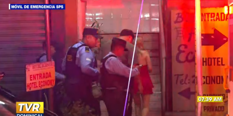 Hombre es atendido por paramédicos tras ser agredido por una mujer en las afueras de un hotel | MóvilEmergenciaSPS