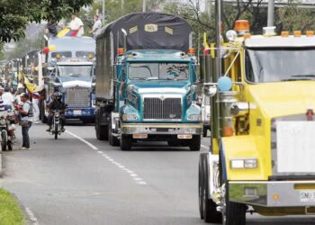 Transporte pesado amenaza con irse a paro de labores por aumento de la tarifa del peaje