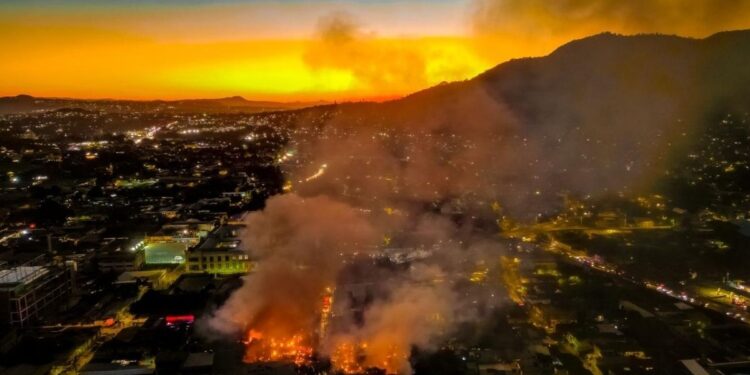 Tres muertos deja incendio en San Salvador