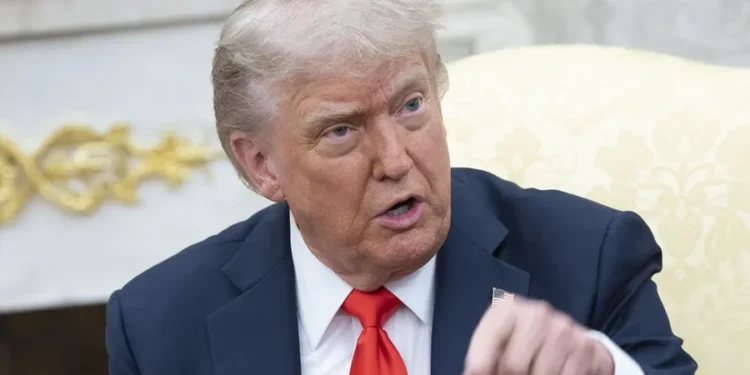 Donald Trump impone un arancel del 25 % a los países que compren bienes de Irán