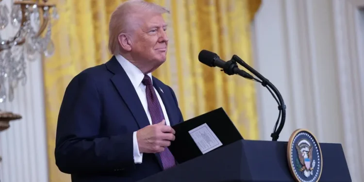 Trump analiza exigir a los bancos de EE.UU. los datos sobre la nacionalidad de sus clientes