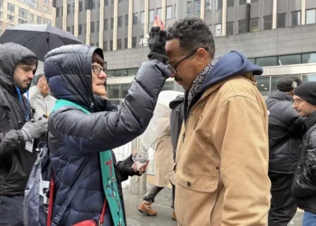 Inmigrantes reciben la cruz de ceniza en la sede del ICE de Nueva York por el inicio de la Cuaresma