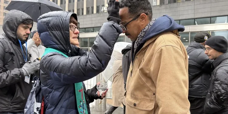 Inmigrantes reciben la cruz de ceniza en la sede del ICE de Nueva York por el inicio de la Cuaresma