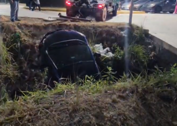 Vehículo se salió del Anillo Periférico y terminó encunetado cerca de la Quezada | Móvil Emergencia TGU