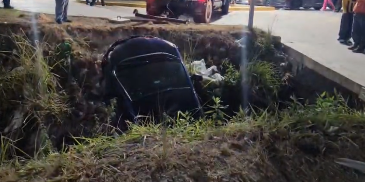 Vehículo se salió del Anillo Periférico y terminó encunetado cerca de la Quezada | Móvil Emergencia TGU