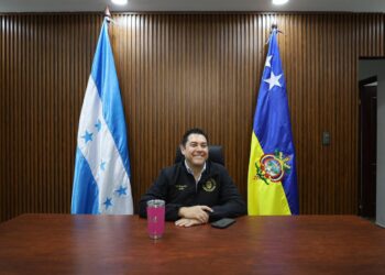 Alcalde Juan Diego Zelaya recibe oficialmente las llaves de las instalaciones de la AMDC y se acomoda en el escritorio de Aldana