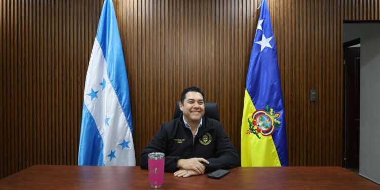Alcalde Juan Diego Zelaya recibe oficialmente las llaves de las instalaciones de la AMDC y se acomoda en el escritorio de Aldana