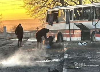 Rusia mató a 12 trabajadores mineros en un ataque con dron contra un autobús en el este de Ucrania