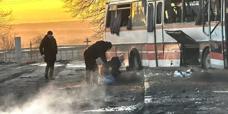 Rusia mató a 12 trabajadores mineros en un ataque con dron contra un autobús en el este de Ucrania