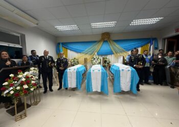 Con globos blancos y todos los honores reciben a tres de los cuatro policías fallecidos en trágico accidente en Río Grande, Lempira