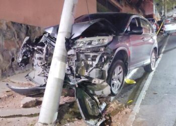 Conductor despistado arrancó poste en el barrio Morazán | Móvil Emergencia TGU