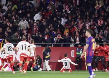 Barcelona pierde el partido, el liderato, la personalidad, el buen juego… Y Real Madrid asume la cima
