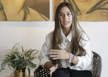 Congresista colombiana cuyo hijo fue detenido por ICE denuncia una «crisis humanitaria»