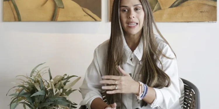 Congresista colombiana cuyo hijo fue detenido por ICE denuncia una «crisis humanitaria»