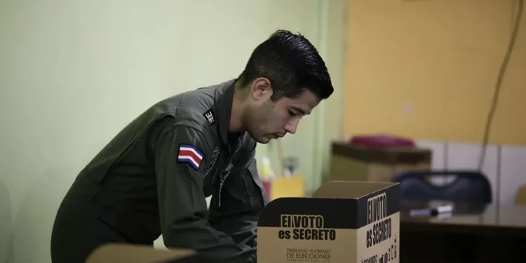 Costa Rica vota para elegir presidente tras una campaña marcada por el tema de inseguridad