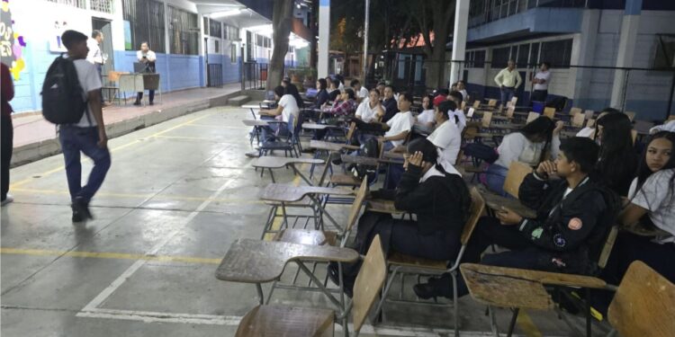 ¡A clases! Autoridades inauguraron la jornada nocturna en los centros educativos de la capital