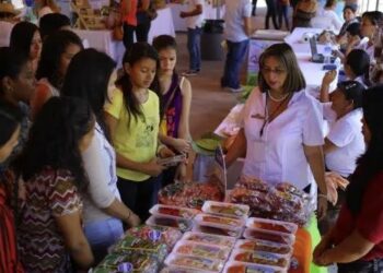 Gobierno busca un local digno para los emprendedores del Bazar del Sábado que quedaron “en el aire”