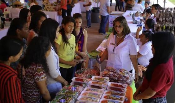 Gobierno busca un local digno para los emprendedores del Bazar del Sábado que quedaron “en el aire”