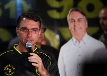 Flávio Bolsonaro descarta cualquier interferencia de Trump en las elecciones de Brasil