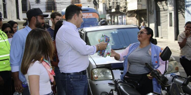 Alcalde capitalino y vendedores acuerdan un ordenamiento en el centro histórico