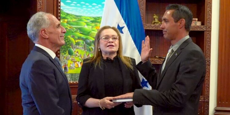 Presidente Nasry Asfura juramenta a nuevas autoridades en el SAR, Confi y Senaf