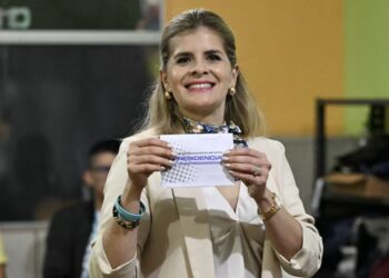 Elecciones en Costa Rica: la oficialista Laura Fernández encabeza el escrutinio por amplio margen