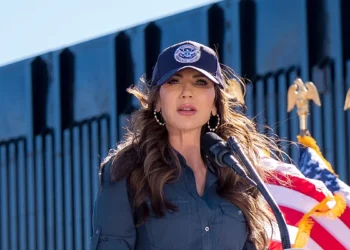 Kristi Noem: “Se abusó del TPS para permitir la entrada a terroristas violentos, criminales y amenazas a la seguridad nacional”