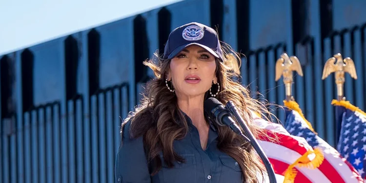 Kristi Noem: “Se abusó del TPS para permitir la entrada a terroristas violentos, criminales y amenazas a la seguridad nacional”