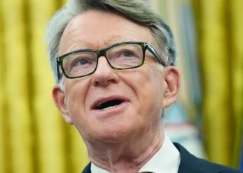 Detienen al exministro y exembajador británico en EE.UU. Peter Mandelson por el caso Epstein
